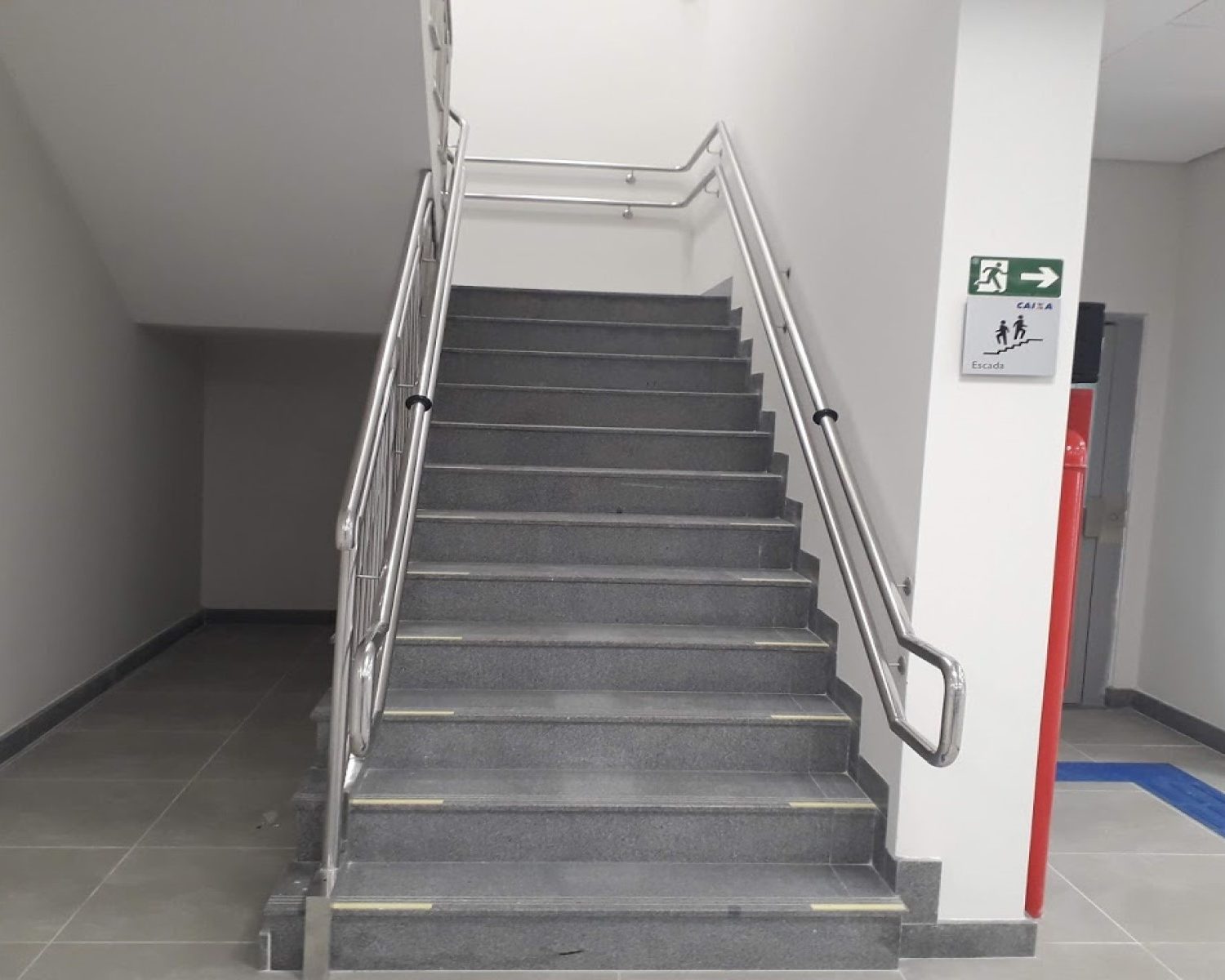 Escada do térreo para 1º andar